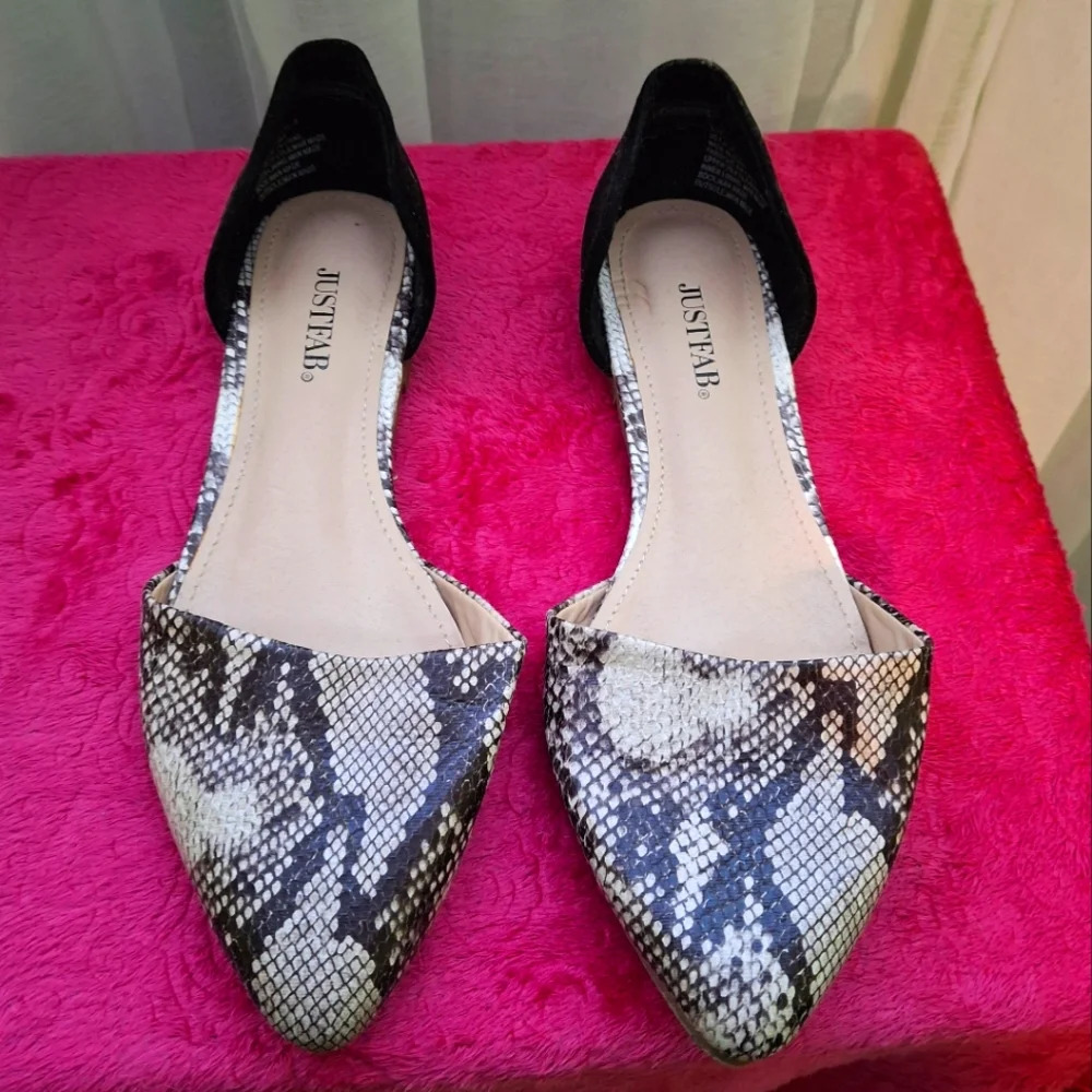 Snake print flats, size  7.5 us, Justfab "so classy"